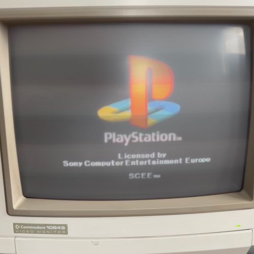 Commodore Monitor 1084s mit Bild von Playstation 1 und FIFA 2000